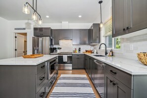 Refrigerador, microondas, horno, placa de cocina