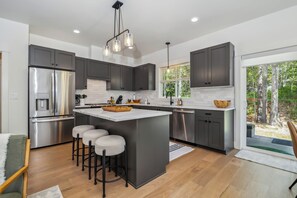 Jääkaappi, mikroaaltouuni, uuni, liesi