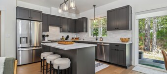 Bighorn Basecamp- beautiful brand new home- sleeps 10- pets ok