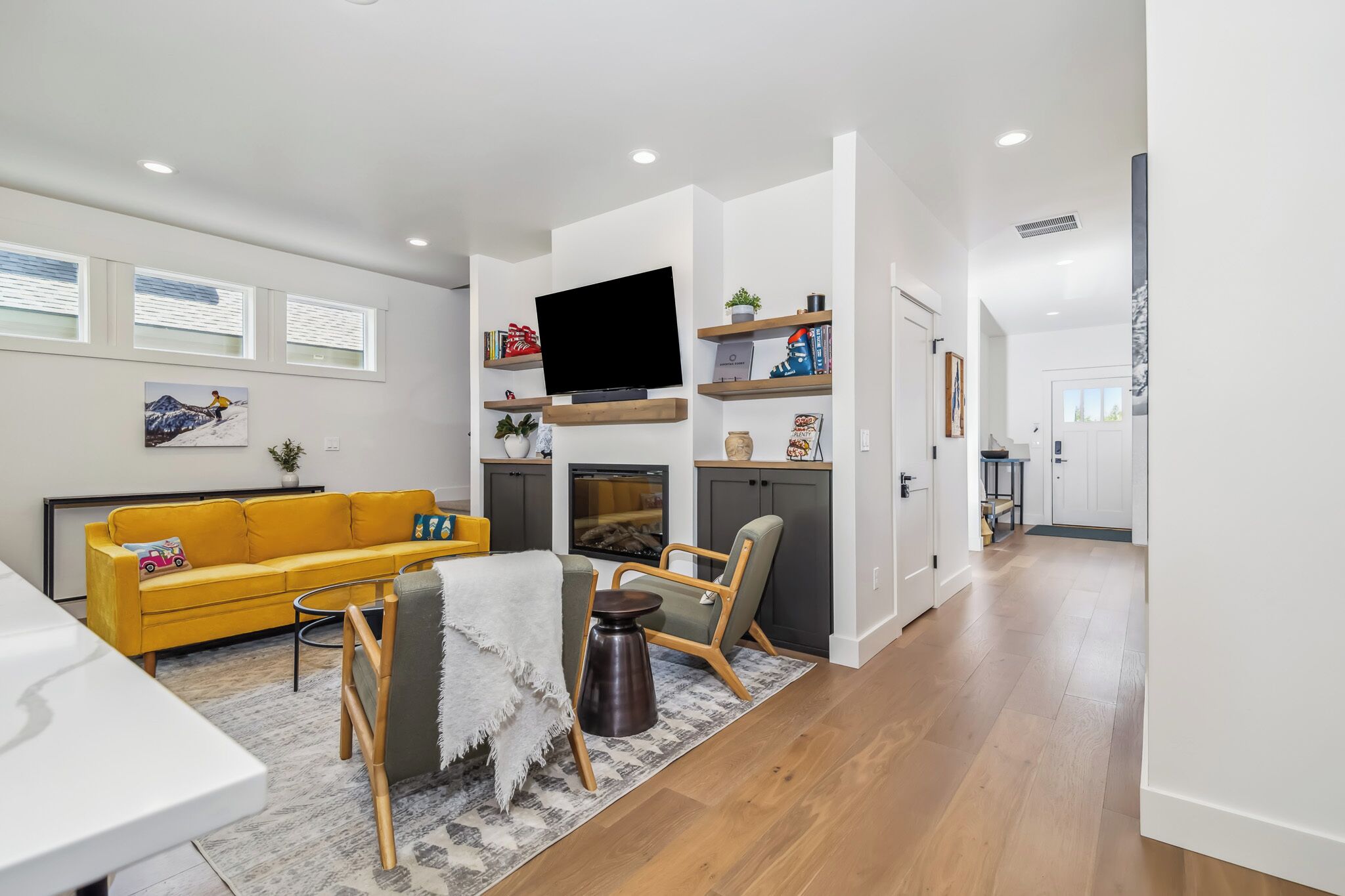 TV connectée, cheminée, livres