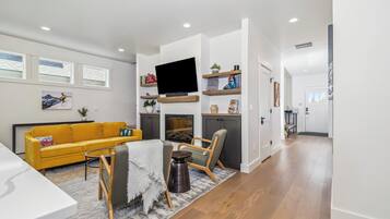 TV connectée, cheminée, livres