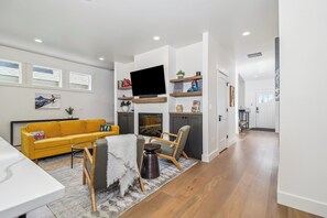 Älytelevisio, takka, kirjoja