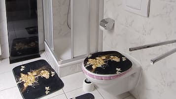 吹风机、毛巾、肥皂、卫生纸