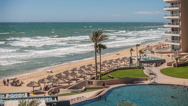 Ein Resort mit Pool, Strand und Meerblick.