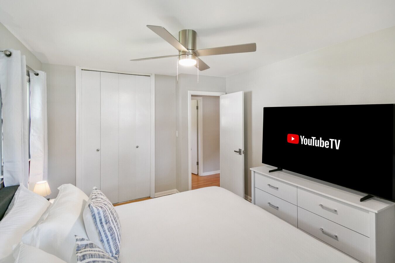 5 chambres, bureau, fer et planche à repasser, lit parapluie