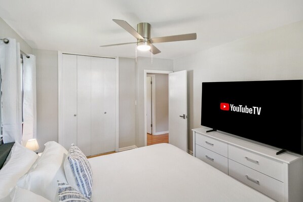 5 chambres, bureau, fer et planche à repasser, lit parapluie