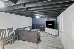 Smart-tv och ett bordtennisbord