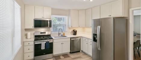 ثلاجة، ميكروويف، فرن، موقد طهي مسطح