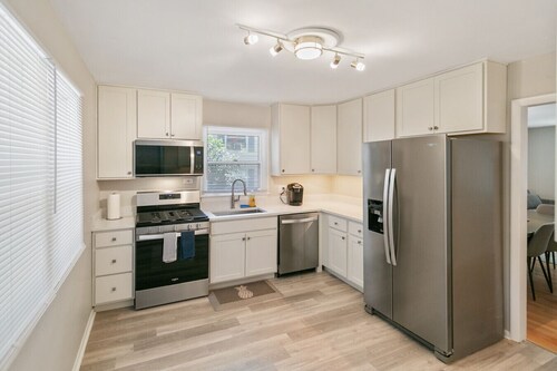 Bright & Roomy 5BR – Family-Ready Near Naval Base!