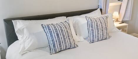 5 عدّة غرف نوم ومكتب ومكواة/لوح كي وسرير سفر