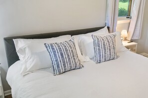 5 bedrooms, desk, iron/ironing board, travel cot