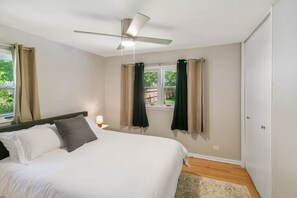 5 soverom, skrivebord, strykejern/-brett og reiseseng for barn