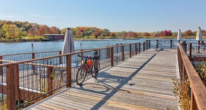 Bright & Roomy 5BR – Family-Ready Near Naval Base!