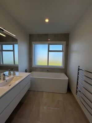 Haartrockner, Handtücher, Seife, Toilettenpapier