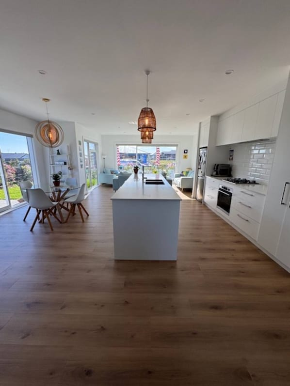 Microwave, oven, stovetop, dishwasher - Modern and cosy home Private, fully fenced (Unknown)