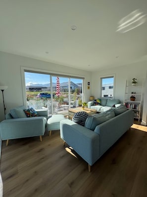 Smart TV, fireplace - Modern and cosy home Private, fully fenced (Unknown)