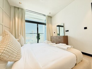 1 bedroom, desk, iron/ironing board, free WiFi - Vserve - 1 BR Escape With City Views & Canal Vibes (Dubai)