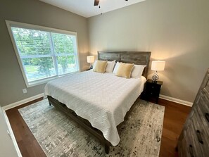 2 slaapkamers, een strijkplank/strijkijzer, reisbedje, gratis wifi