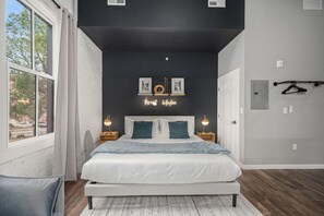 Tabla de planchar con plancha, wifi y ropa de cama 