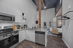 Kjøleskap, mikrobølgeovn, ovn og kokeplater