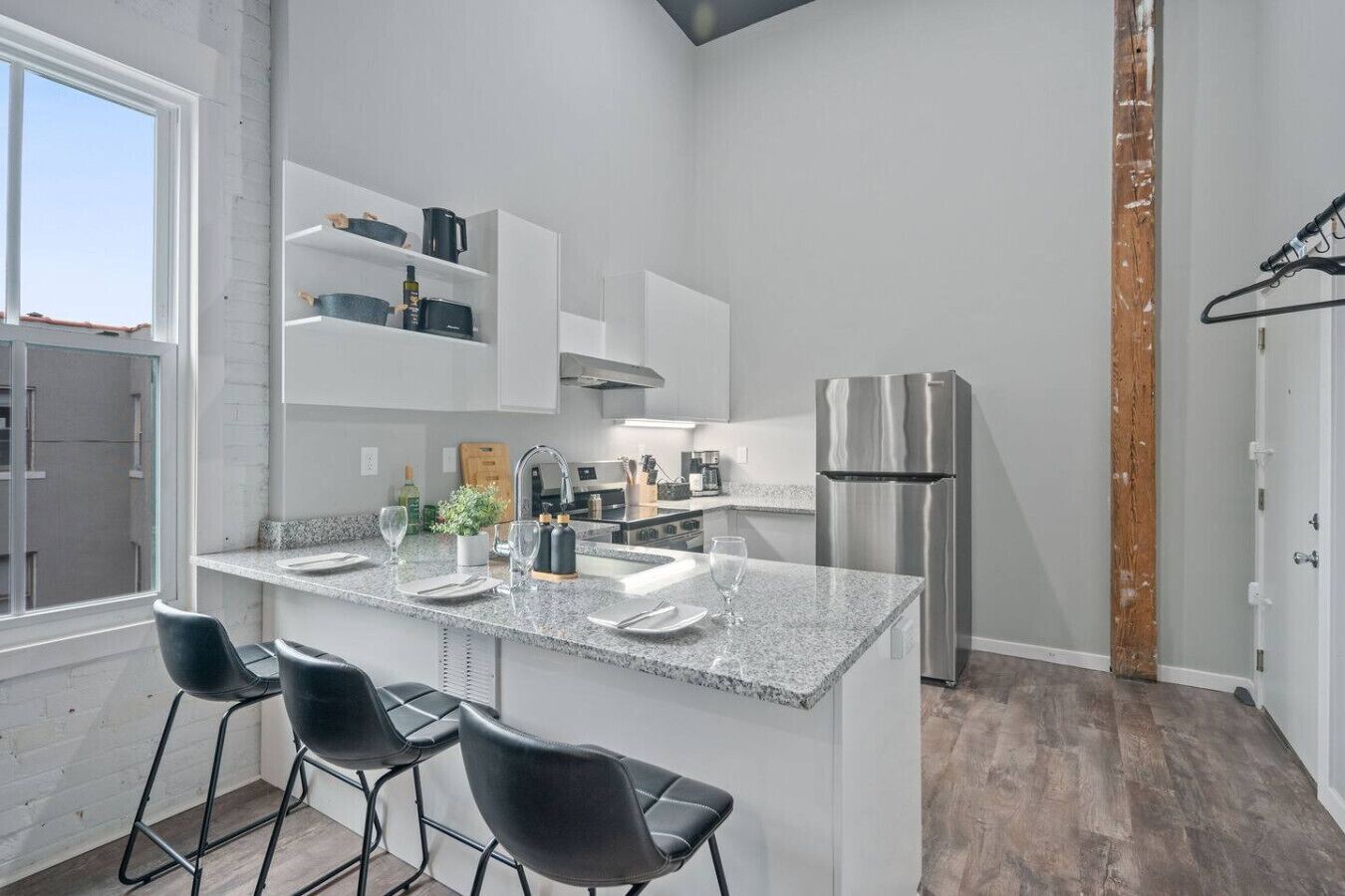 Réfrigérateur, micro-ondes, plaque de cuisson, lave-vaisselle