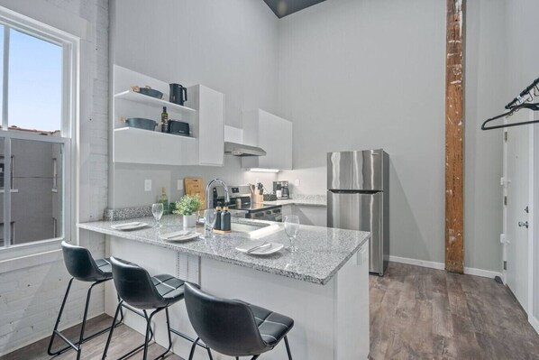 Kjøleskap, mikrobølgeovn, kokeplater og oppvaskmaskin