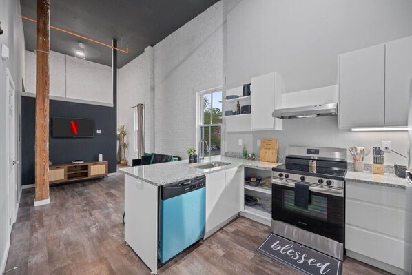 Geladeira, micro-ondas, cooktop, lava-louças