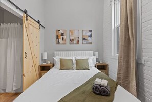 2 soverom, skrivebord, strykejern/-brett og wi-fi