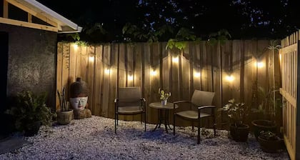 Eco-Friendly Charming Tampa Cottage - Full Kitchen, Parking, Wifi