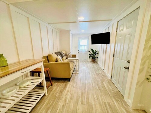 Eco-Friendly Charming Tampa Cottage - Full Kitchen, Parking, Wifi