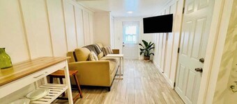 Eco-Friendly Charming Tampa Cottage - Full Kitchen, Parking, Wifi