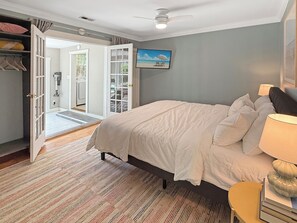 3 soverom, skrivebord, strykejern/-brett og reiseseng for barn