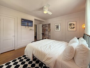 3 bedrooms, desk, iron/ironing board, travel cot