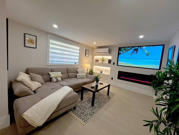 Een televisie en een open haard