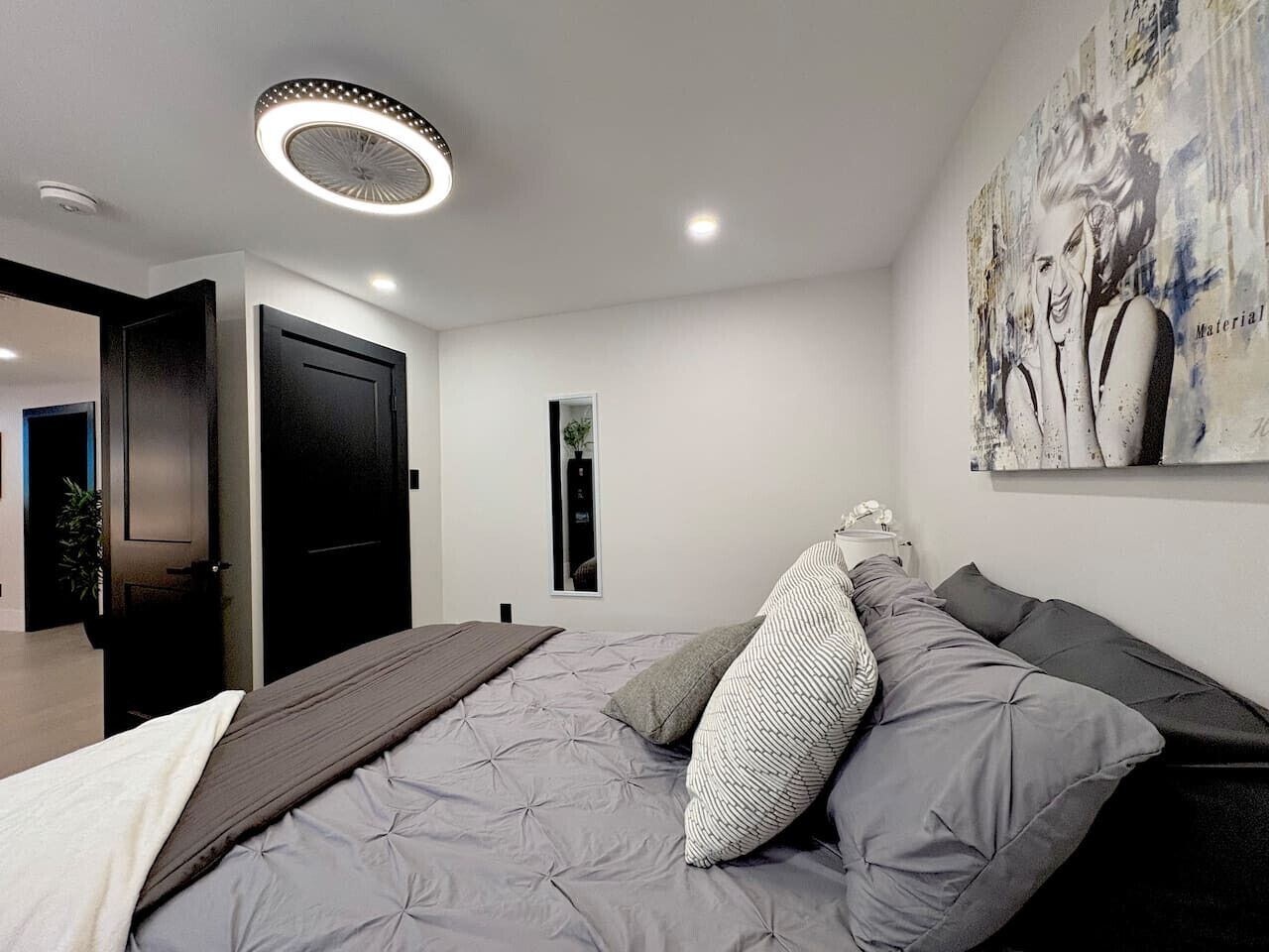 2 bedrooms, travel cot, WiFi, bed sheets