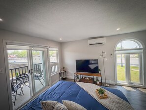 Desk, travel cot, WiFi, bed sheets