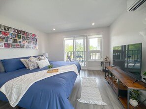 Desk, travel cot, WiFi, bed sheets