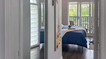 Desk, travel crib, WiFi, bed sheets