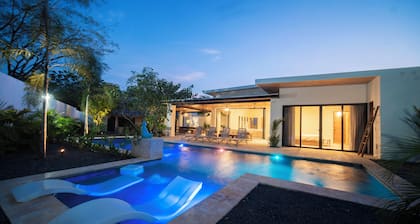 Fabulous 6 Bed/6Bath Villa! Walk to beach! 44' Pool-Golf Cart-Cold Plunge