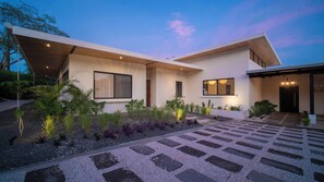 Exterior - Fabulous 6 Bed/6Bath Villa! Walk to beach! 44' Pool-Golf Cart-Cold Plunge (Playa Grande)