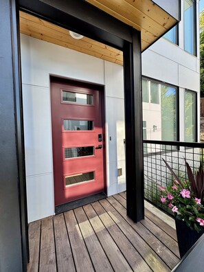 Exterior detail - Modern 1-bedroom house with AC in West Seattle. Close to Alki and Downtown (Seattle)