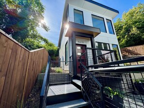 Exterior - Modern 1-bedroom house with AC in West Seattle. Close to Alki and Downtown (Seattle)