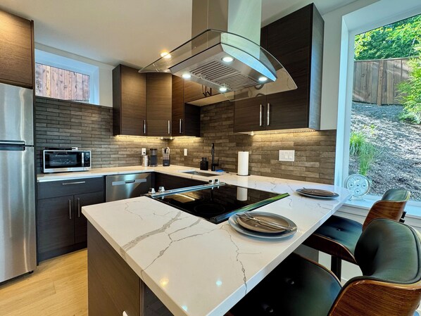 Microwave, oven, stovetop, dishwasher - Modern 1-bedroom house with AC in West Seattle. Close to Alki and Downtown (Seattle)