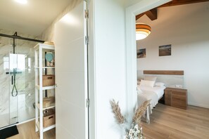 3 bedrooms, iron/ironing board, travel crib, free WiFi