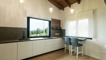 Een koelkast, een magnetron, een oven, een vaatwasser