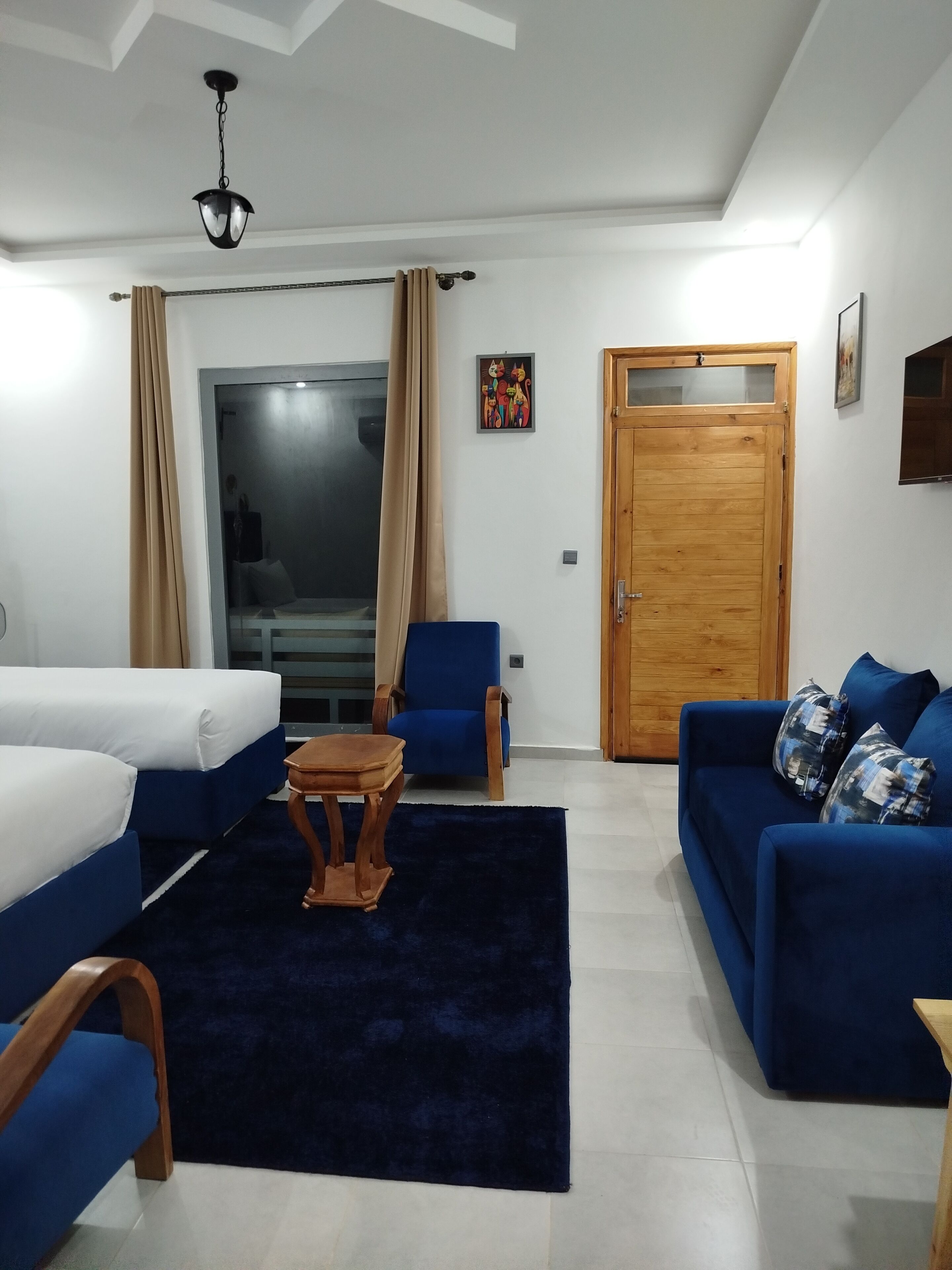 Kahden hengen comfort-huone (kaksi sänkyä), näköala uima-altaalle | Pimennysverhot, ilmainen Wi-Fi