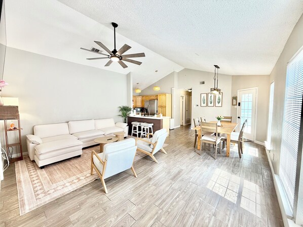 Smart TV, fireplace - Charming 3-bedroom house in delightful Lewisville with AC, WiFi (Lewisville)