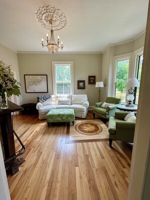 Smart TV - Charming Victorian Estate with AC, WiFi with water views in East Boothbay (Boothbay)