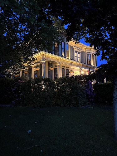 Charming Victorian Estate with AC, WiFi with water views in East Boothbay