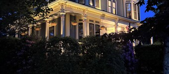 Charming Victorian Estate with AC, WiFi with water views in East Boothbay